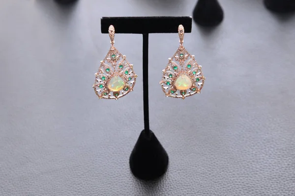 Grandes Pendientes Varios Niveles Con Diamantes Esmeralda Piedra Lunar Tienda —  Fotos de Stock