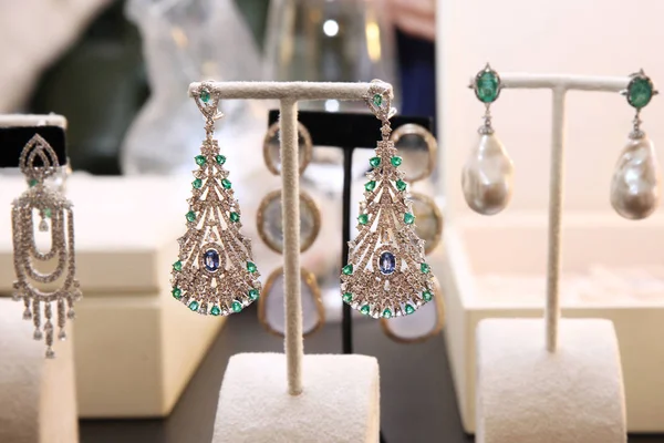 Brincos Ouro Caros Com Esmeraldas Grande Número Diamantes — Fotografia de Stock