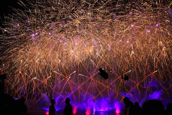 Grandes Fuegos Artificiales Dorados Con Siluetas Gente Mirando — Foto de Stock