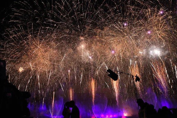 Großes Goldenes Feuerwerk Mit Menschensilhouetten — Stockfoto