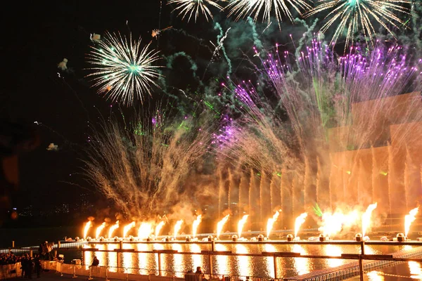 Μεγαλοπρεπή Πυροτεχνήματα Και Λέιζερ Εμφάνιση Αντανάκλαση Στον Ποταμό — Φωτογραφία Αρχείου