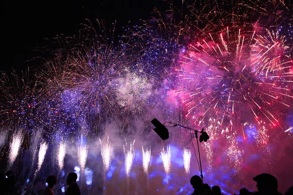 Fiestas Impresionantes Fuegos Artificiales Con Siluetas Personas Mirando — Foto de Stock