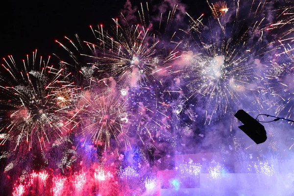 Fogos Artifício Roxos Deslumbrantes Festivos Céu — Fotografia de Stock