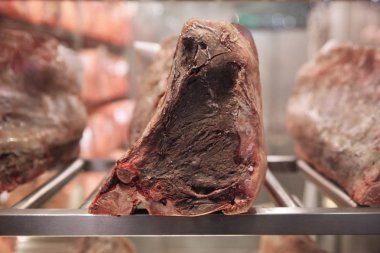 Dondurulmuş parça et dolapta biftek için