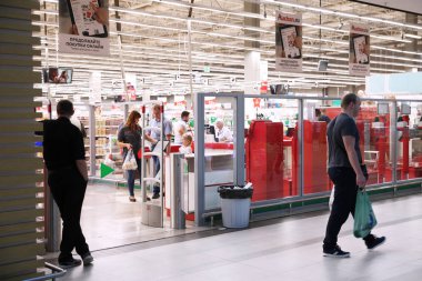 İnsanlar içinde belgili tanımlık stok alışveriş yapabilirsiniz. Auchan. Moskova. 30.07.2018