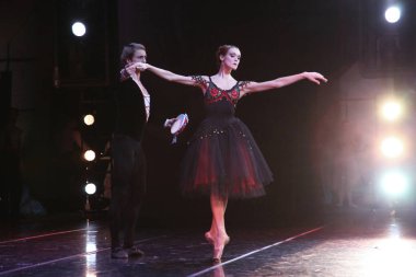 Baş balerin ve solist Mariinsky tiyatro Ulyana Lopatkina, Andrey Ermakov, pas de de de La Esmeralda konser, Rus Balesi St. Petersburg Akademisi 275th yıldönümü. Vaganova. Moskova. 07.12.2012