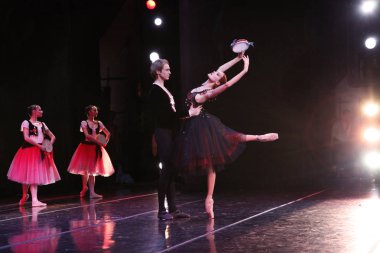 Baş balerin ve solist Mariinsky tiyatro Ulyana Lopatkina, Andrey Ermakov, pas de de de La Esmeralda konser, Rus Balesi St. Petersburg Akademisi 275th yıldönümü. Vaganova. Moskova. 07.12.2012
