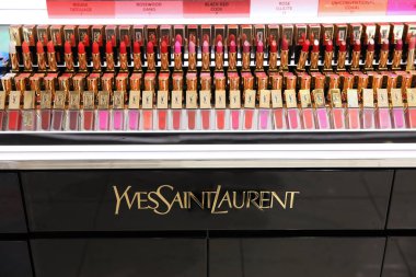 Bir dükkan çeşitli Yves Saint Laurent ruj ile vitrin. Moskova. 11.07.2018
