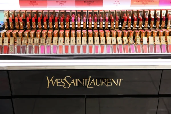 Muestra Una Tienda Con Varios Lápices Labiales Yves Saint Laurent — Foto de Stock