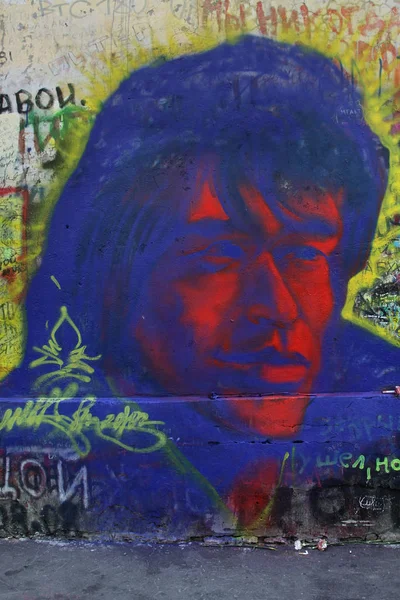 Portre Victor Tsoi bellek onun ölüm 20th yıldönümü gününde duvarlarında. Moskova. Eski Arbat sokak, d.37. 15.08.2010