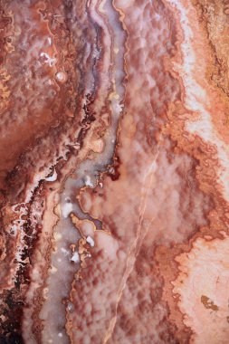 Taş duvarları doğal güzel mermerden yapılmış