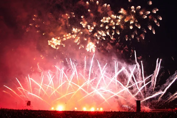 Grandiosos Fuegos Artificiales Hermosos Con Siluetas Una Gran Multitud Personas — Foto de Stock