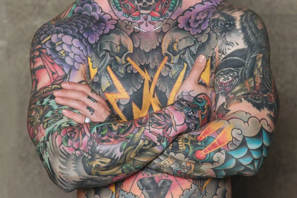 Человек Цветных Татуировках Всему Телу Москве 1600 2018 Годы — стоковое фото