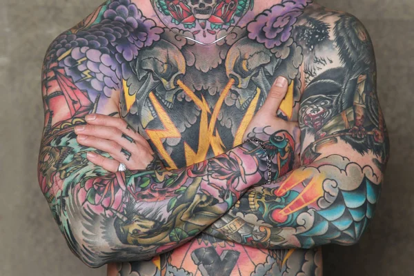 Homme Aux Tatouages Colorés Sur Tout Son Corps Moscou 2018 — Photo