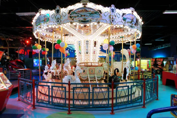 Grand Carrousel Coloré Avec Chevaux Cygnes Décoré Ballons — Photo