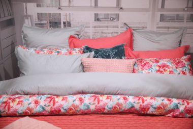 Pamuk yatak çarşafları ile battaniye, yatak örtüsü ve yastıklar