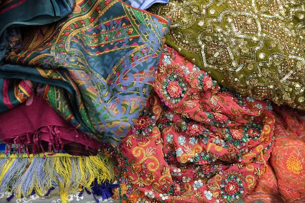 Güzel kumaş ipek ve bit pazarı, boncuk işlemeli. 