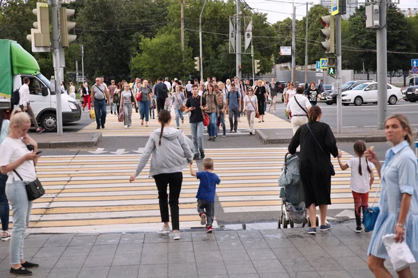 Yol trafik ışıklarıyla geçiş insan kalabalığı. Moskova. 11.07.2018