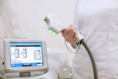 Doktor yordamı için lazer ekipmanları ile