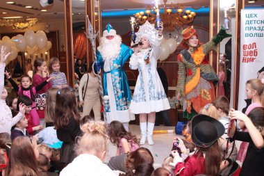 Çocuklar yeni yıl performans alışveriş merkezinde, havai fişek patlama tadını çıkarın. Moskova. 25.12.2009