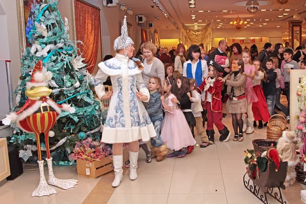 Kar bakire çocuk alışveriş merkezinde yeni yıl performansta dans. Moskova. 25.12.2009