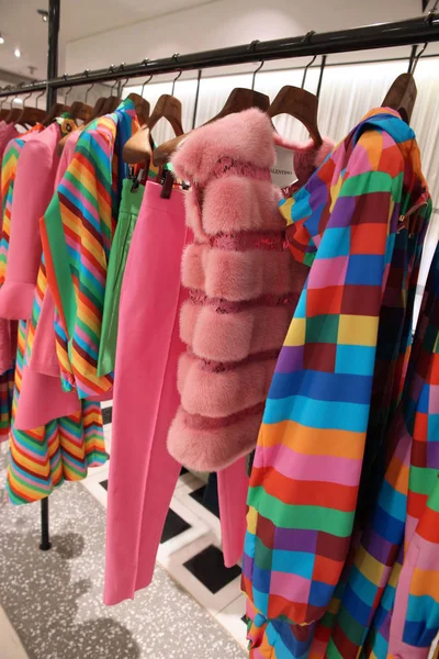 Colección Ropa Mujer Colores Valentino Una Percha Tienda Tsum Moscú — Foto de Stock