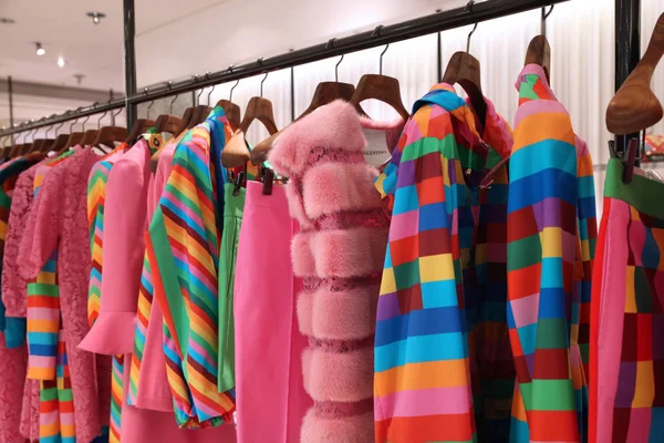 Colección Ropa Mujer Colores Valentino Una Percha Tienda Tsum Moscú — Foto de Stock