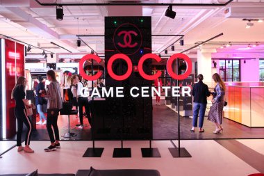 Yükleme vitrin Coco Chanel oyun merkezi reklam. Vogue fashion's gece 2018. TSUM. Moskova. 04.09.2018