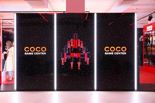 Instalación Publicitaria Escaparate Coco Chanel Centro Juegos Noche Moda Vogue — Foto de Stock