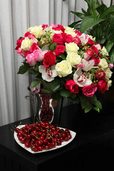 Nature Morte Cerises Magnifique Bouquet Roses Orchidées — Photo