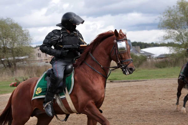 Politieagent Met Een Geweer Zijn Paard Demonstratie Van Bereden Politie — Stockfoto