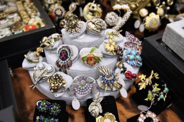 Doğal değerli taşlar ile vintage broş ile kutuları