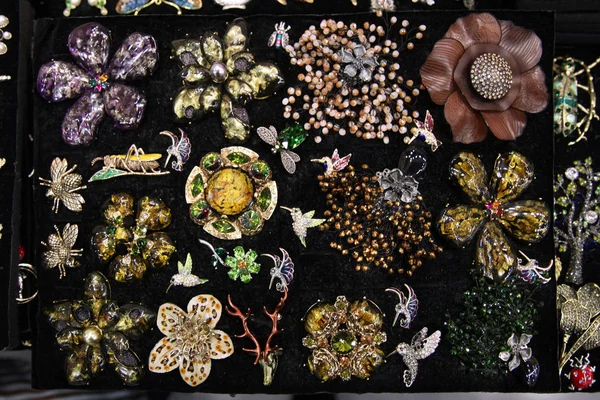 Schachteln Mit Vintage Broschen Form Von Blumen Mit Natürlichen Edelsteinen — Stockfoto