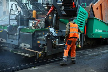 Yolda kaldırım asfalt serme işlemi. Moskova. 08.09.2018