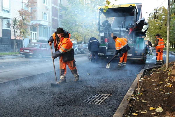 Yol inşaatçılar asfalt koydu. Moskova. 08.09.2018