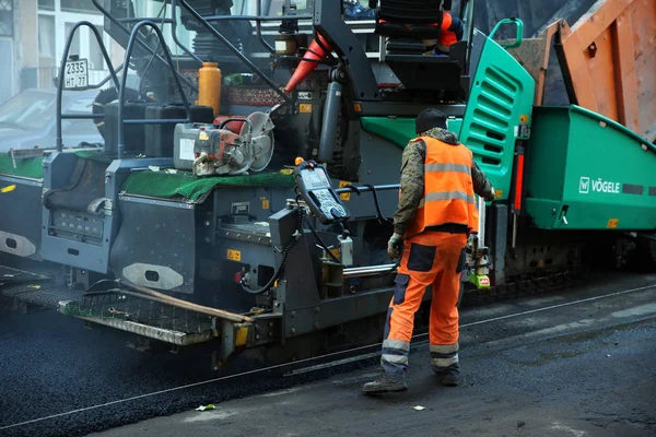 Yolda kaldırım asfalt serme işlemi. Moskova. 08.09.2018