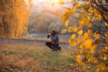 Genç fotoğrafçı Sonbahar Park elinde bir fotoğraf makinesi. Moscow.15.09.2018