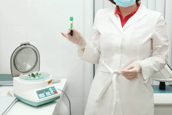 Doktor bir tüp kan plazma ve plasmolifting için bir santrifüj ile