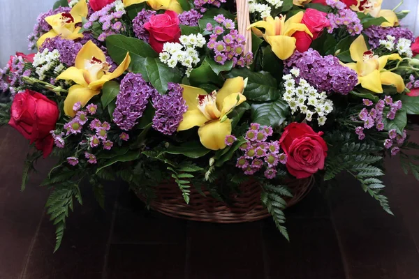Grande Bouquet Con Orchidee Gialle Rose Lilla Nel Cestino — Foto Stock