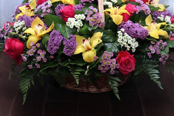 Ramo Grande Con Orquídeas Amarillas Rosas Lila Cesta — Foto de Stock