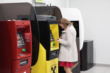 Bankacılık işlemleri için farklı bankaların ATM kadın. Moskova. 12.10.2018