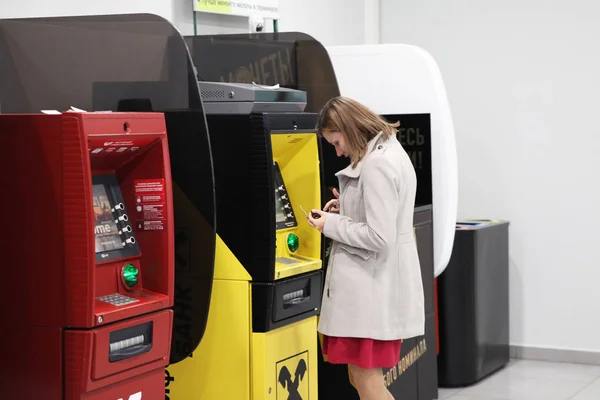 Femme Aux Guichets Automatiques Différentes Banques Pour Les Opérations Bancaires — Photo