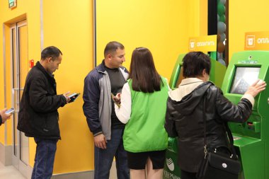 İnsanlar bankacılık hizmetleri Atm Sberbank yakınındaki üzerinde uzman tavsiyesi almak. Moskova. 19.10.2018