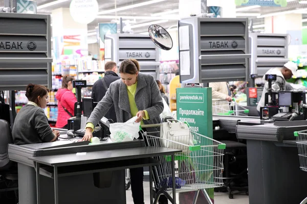 People Make Purchases Supermarket Crossroads Moscow 2018 — Stock Photo, Image