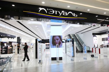 Büyük parfüm ve kozmetik alışveriş merkezinde 