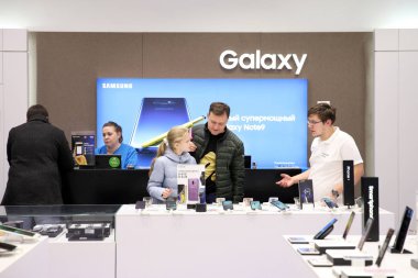 Satıcı öneren babası depodaki küçük bir kızla 