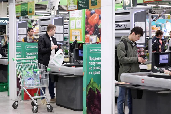 Folk Ved Kassen Foretager Indkøb Supermarkedet Crossroads Moskva 2018 - Stock-foto
