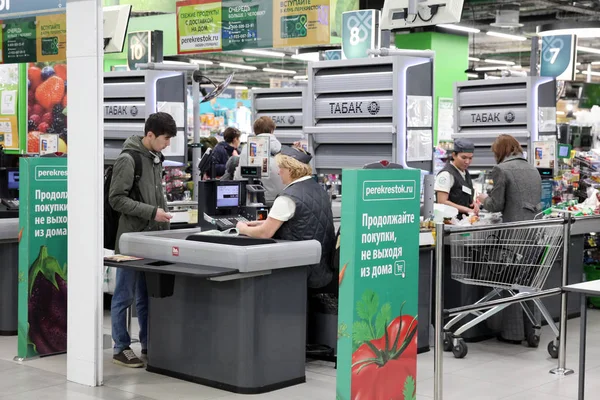 Pessoas Checkout Fazem Compras Supermercado Crossroads Moscovo 2018 — Fotografia de Stock