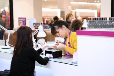 İstemci ve Express ustası alışveriş merkezinde 