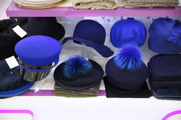 Escaparate Con Sombreros Hermosos Azules Las Mujeres Diferentes Modelos — Foto de Stock